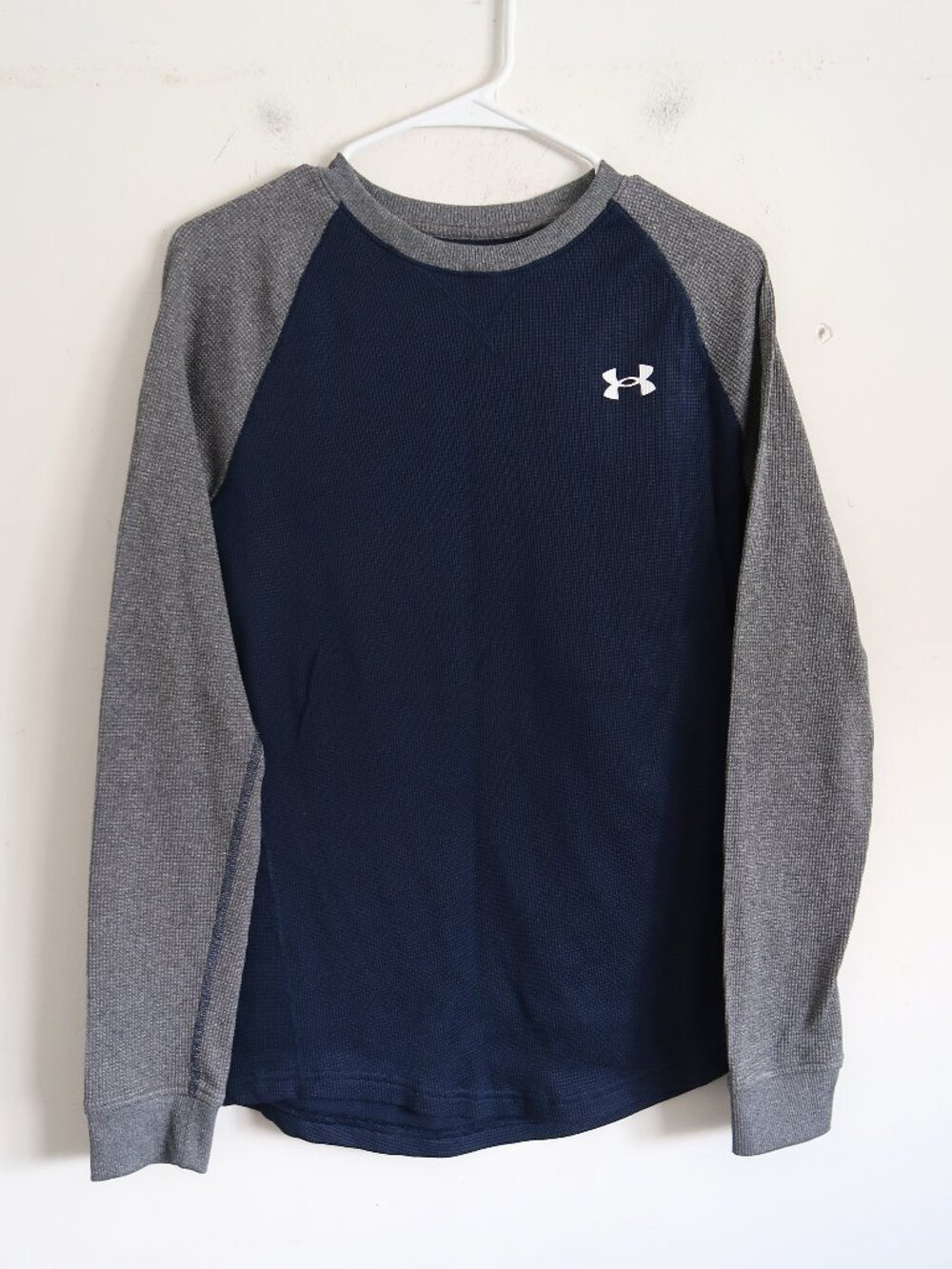 Under Armour Raglan Long Sleeve Tee - Size Small